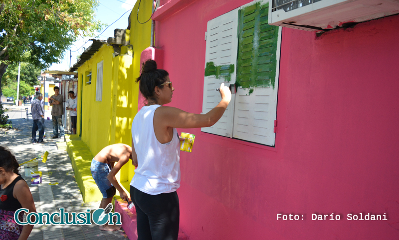 Vecinos de la ciudad pintan sus casas para teñirlas de belleza e identidad