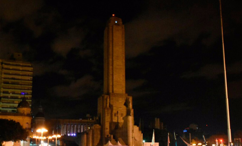 El Monumento apagó sus luces y sumó su adhesión a La Hora del Planeta