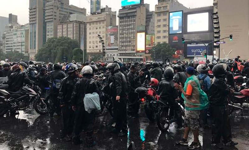 Motoqueros cortan la zona del Obelisco por las nuevas medidas de seguridad
