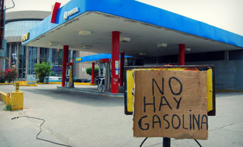 Largas colas por falta de gasolina en Caracas y otras ciudades venezolanas