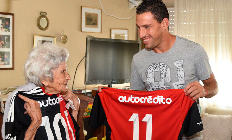 Maxi Rodríguez y un regalo emocionante para la abuela Tita