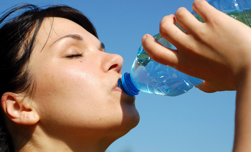 Hiponatremia: ¿cuáles son los riesgos de beber mucha agua?