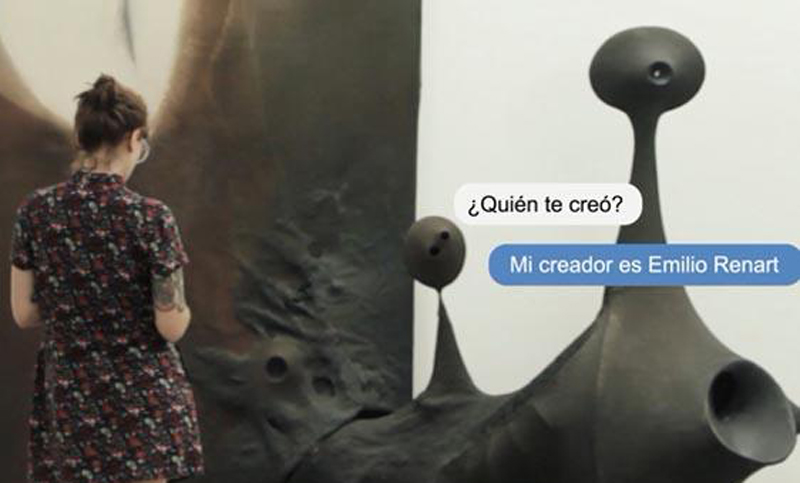 Un bot interactúa con el público en una muestra de arte en Buenos Aires