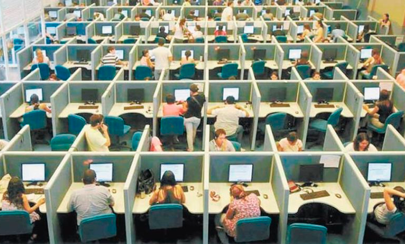 Por el costo laboral, multinacionales mudan sus call centers de Argentina