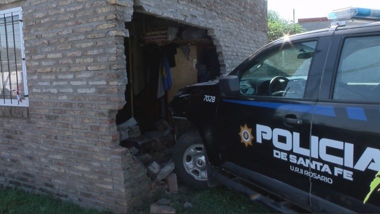 Un patrullero se incrustó en una casa tras perder el control del vehículo