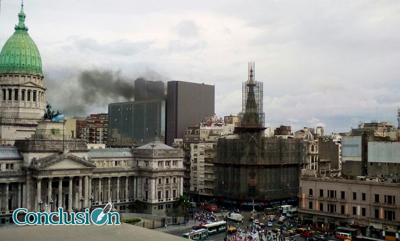 Gran susto por incendio en la terraza del Anexo del Congreso de la Nación