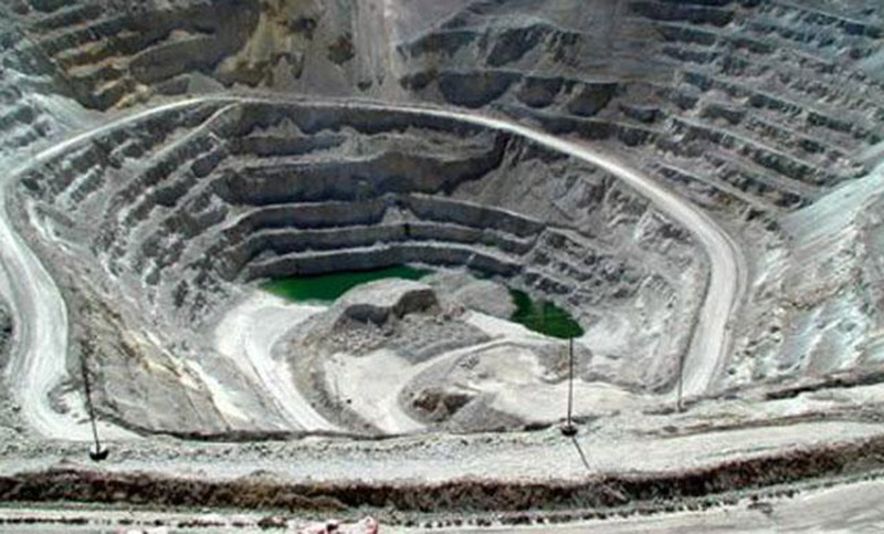 Trabajadores inician huelga en mina de cobre en Perú