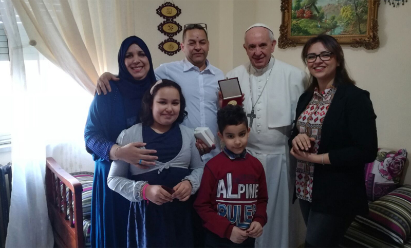 El Papa Francisco llegó a Milán para visitar un barrio marginal y personas detenidas