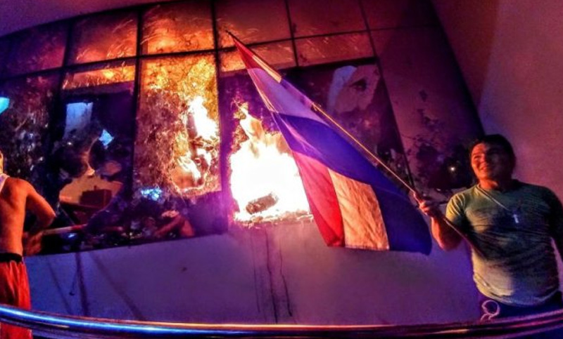 Manifestantes irrumpieron y prendieron fuego en el Congreso en Paraguay
