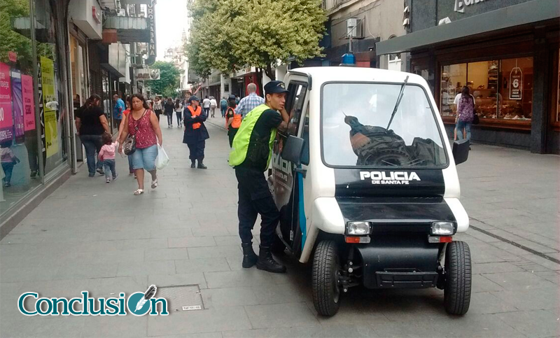 Paro municipal: policías en peatonales y los feriantes en las plazas