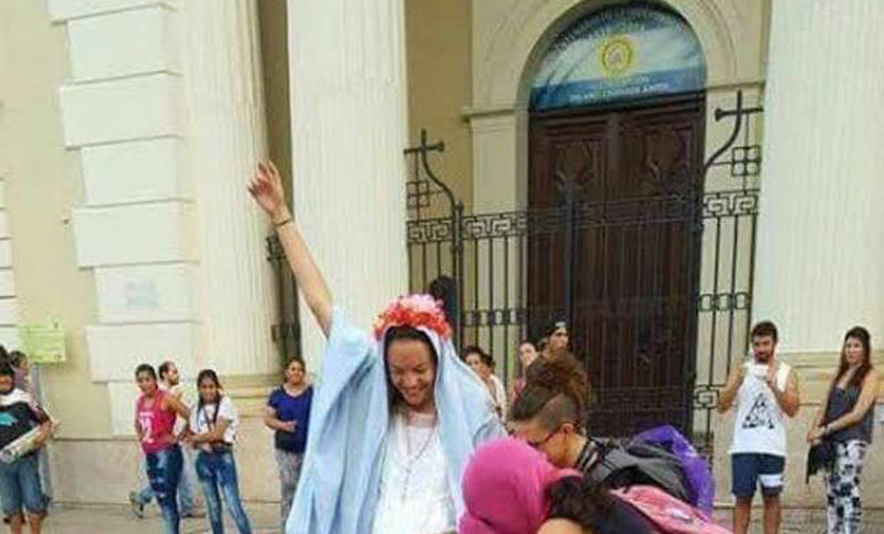 Invitan a rezar contra las manifestaciones frente a la Catedral de Tucumán