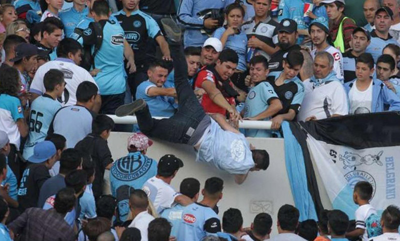 Un hincha de Talleres fue arrojado desde la tribuna por barras de Belgrano