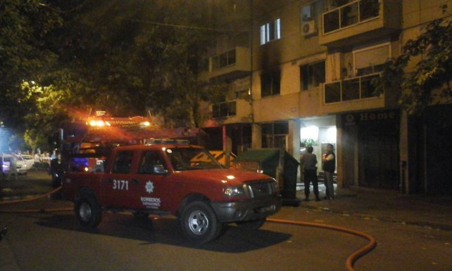 Un hombre murió y una mujer resultó herida en un incendio en Moreno al 300