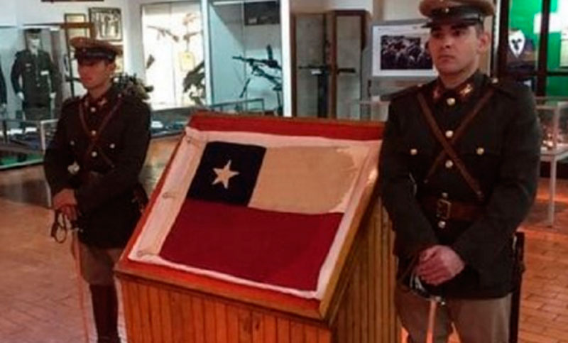 Argentina devolvió bandera chilena capturada en Laguna del Desierto en 1965