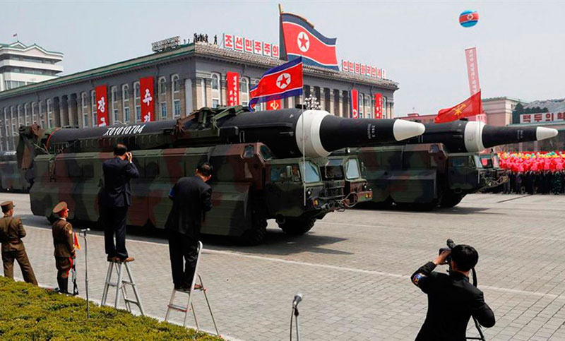 Corea del Norte exhibió por primera vez un misil de largo alcance y lanzó otra dura advertencia a EEUU