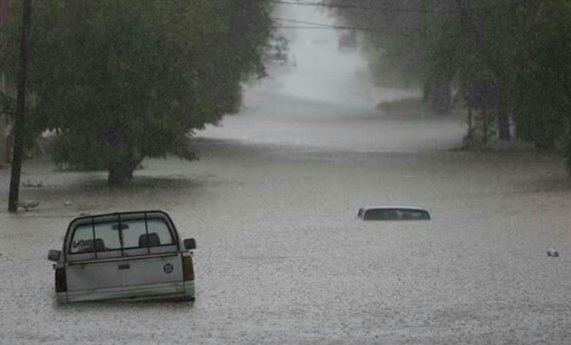 Evacuados, calles anegadas y autos flotando por fuerte temporal en Mar del Plata
