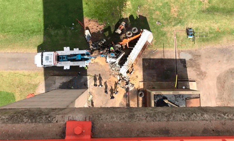 Un chofer murió tras caer 40 metros con su camión en el puente Zárate-Brazo Largo