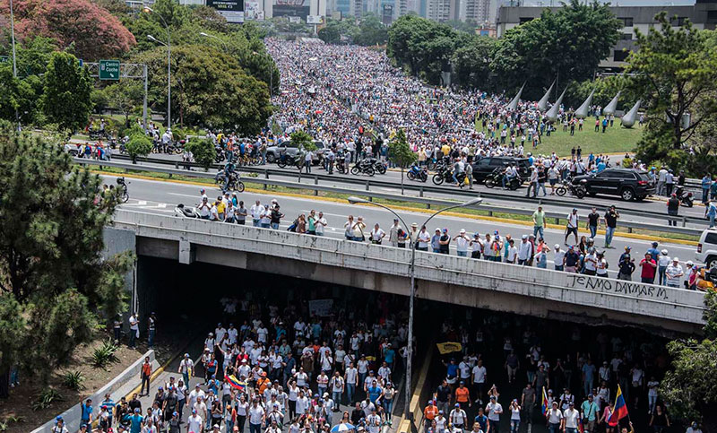 Oposición venezolana marcha en nuevo desafío a Maduro pese a la violencia
