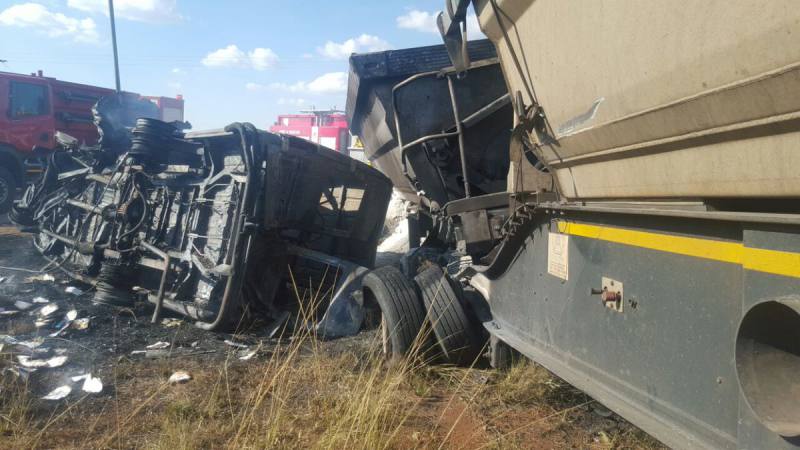 Diecinueve niños mueren en un accidente de bus en Sudáfrica