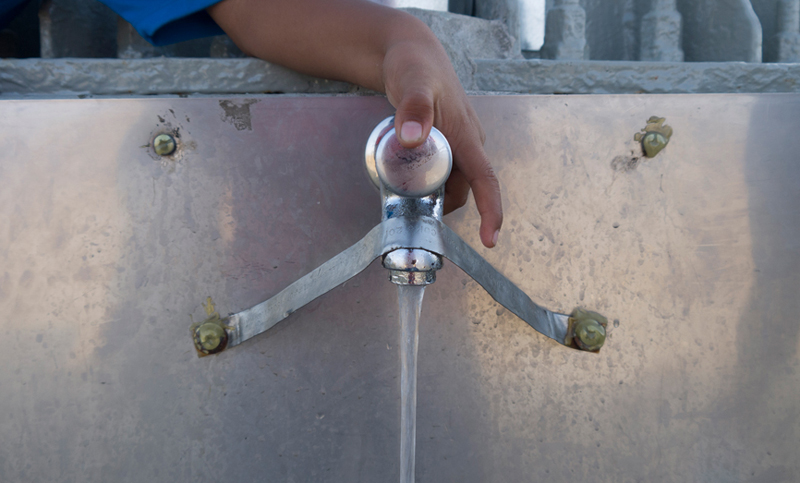 Crean un dispositivo que produce agua potable a partir de humedad