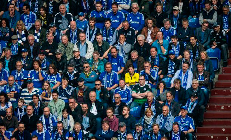Alemania: una hincha de Dortmund, en el medio de la tribuna de Schalke