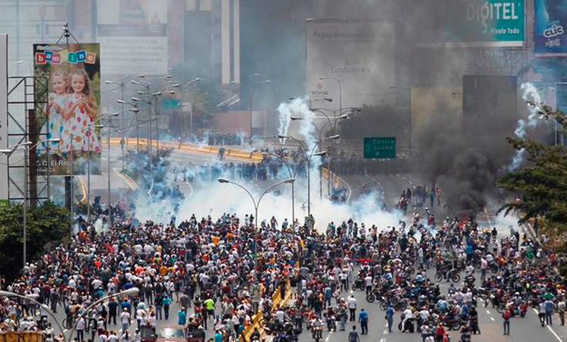 La oposición venezolana sigue en la calle en protesta contra Maduro