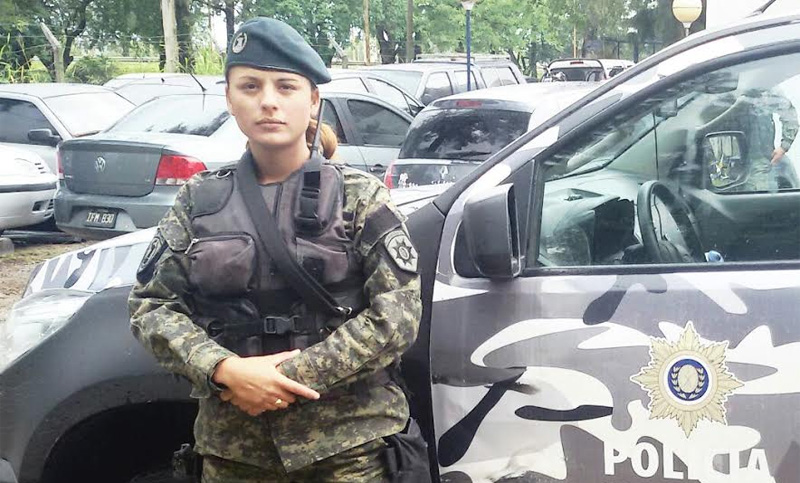 Policía de la TOE destacada en la disciplina de tiro en un curso de la Armada Argentina