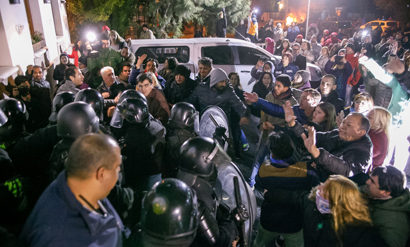 Protestas y represión en Río Gallegos frente a la residencia de Alicia Kirchner