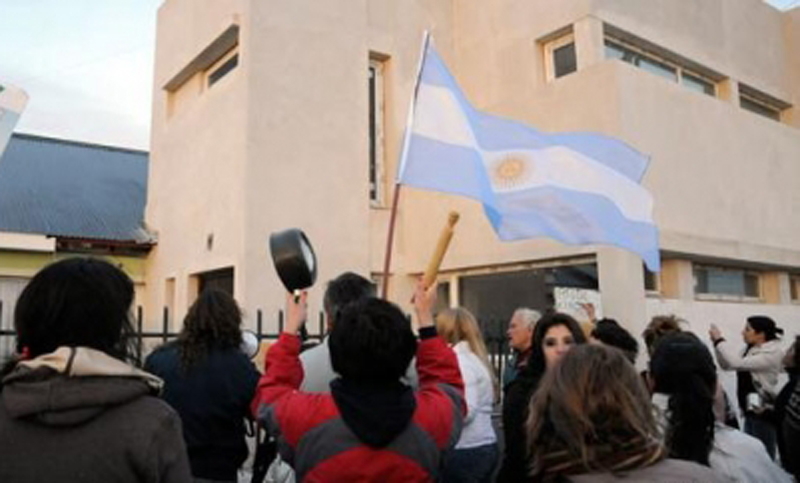 Santa Cruz: tras los incidentes, protestas frente a la casa de la ex presidenta