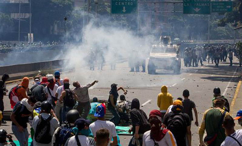 Venezuela: tercera muerte por disparo y decenas de heridos en ola de protestas