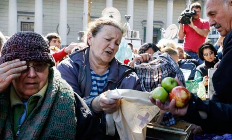 Pequeños productores regalaron 20 toneladas de verduras en Plaza de Mayo
