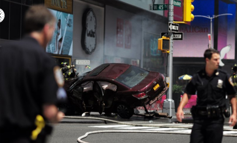 Un automóvil atropelló a peatones en Nueva York: un muerto y 13 heridos