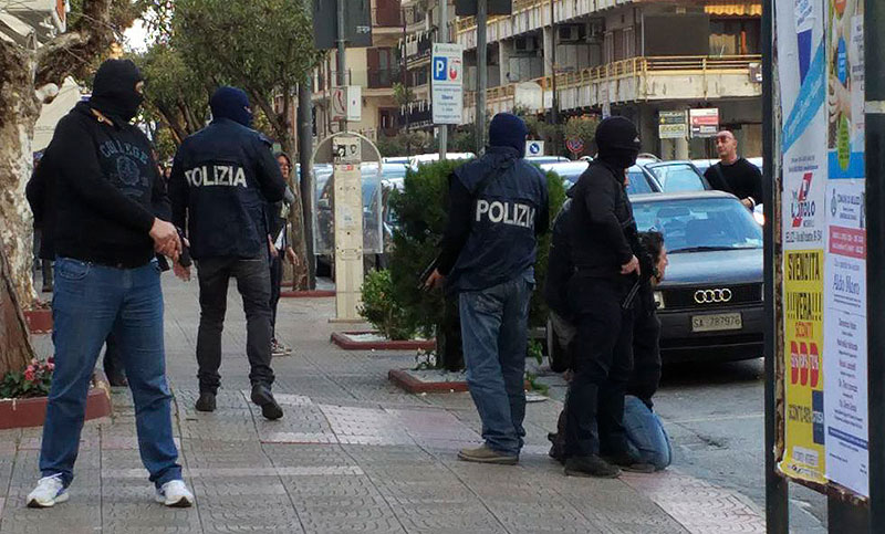 Italia investiga por «terrorismo» a un joven que atacó con un cuchillo a militares en Milán