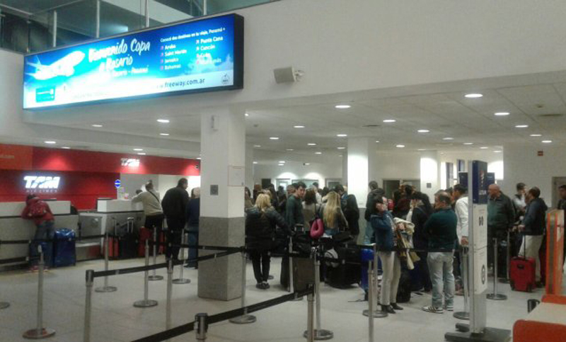 Cientos de pasajeros varados en Rosario por la reprogramación de un vuelo a Lima