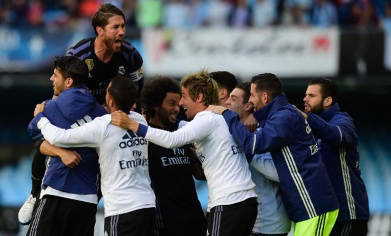 Real Madrid goleó y acaricia el título del fútbol español
