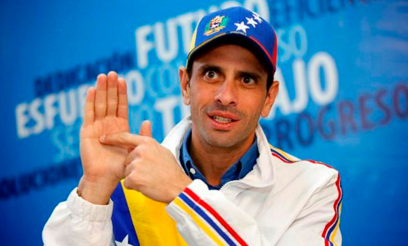 El opositor venezolano Henrique Capriles es retenido en el aeropuerto