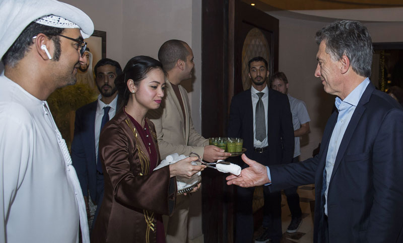 Macri llegó a Emiratos Árabes, y se reunirá con el ministro local