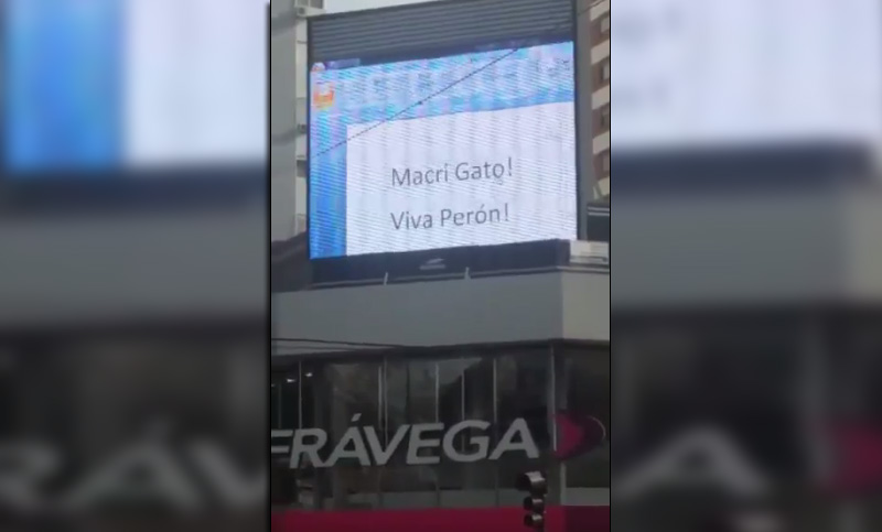 Hackearon pantalla electrónica y pusieron «Macri Gato»