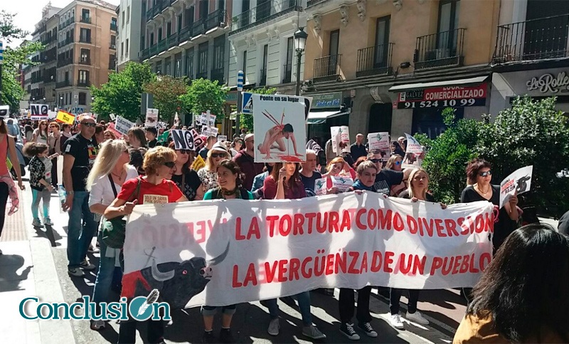 Miles de personas se manifestaron en Madrid contra las corridas de toros