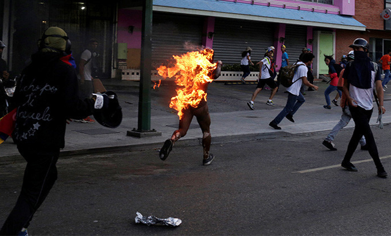 Venezuela: gobierno denuncia que opositores quemaron a hombre