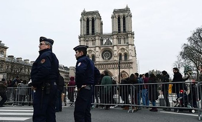 Disparos en París luego de que un hombre intentara atacar a un policía