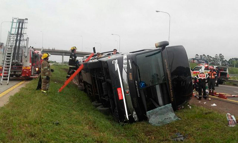 Ocho muertos y 27 resultaron heridos al volcar un ómnibus en Brasil