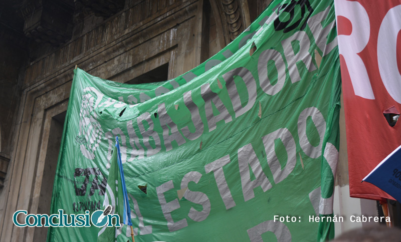 Asistentes escolares de Rosario reclamaron por aumentos salariales