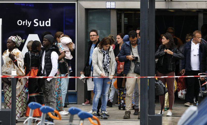 Francia: evacuan el aeropuerto de París por un paquete sospechoso