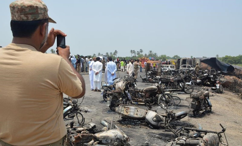 Al menos 120 muertos por explosión de un camión cisterna en Pakistán