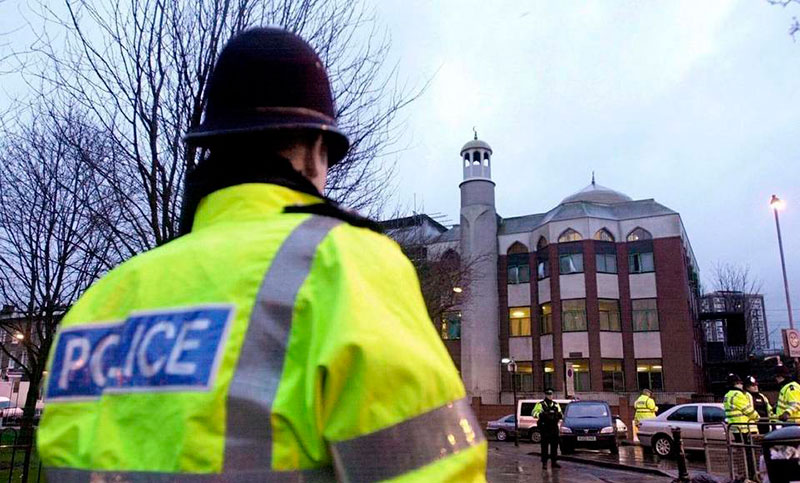 Un muerto y 10 heridos en un atentado contra una mezquita de Londres