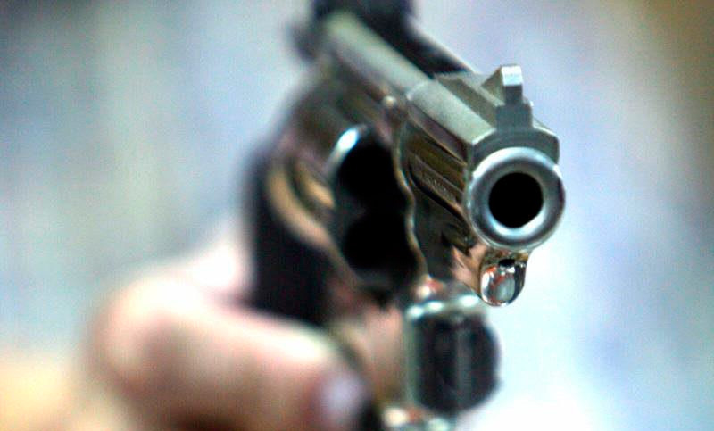Un niño de tres años encontró un arma en casa y disparó a su tío por accidente