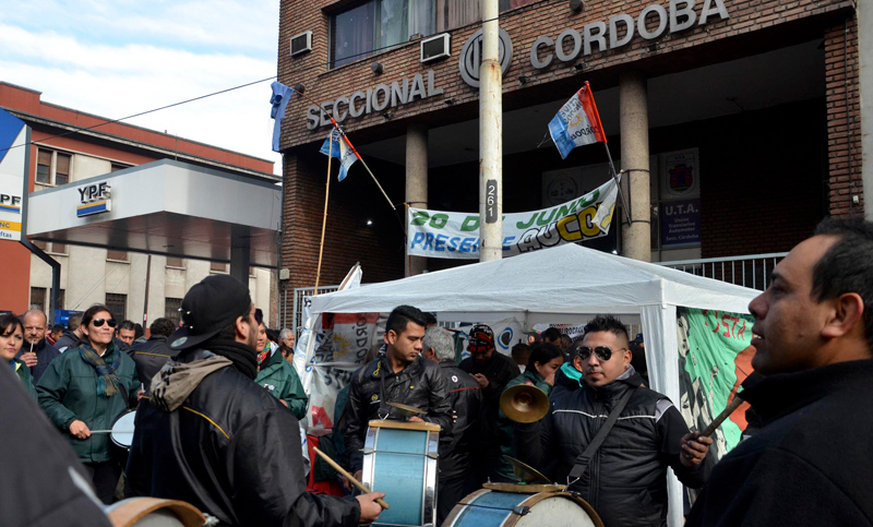Córdoba: cuarto día sin colectivos, más despidos y una situación que preocupa
