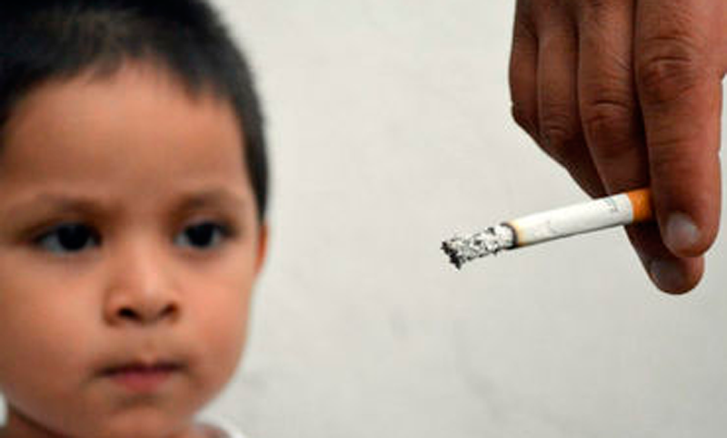 Niños fumadores pasivos: el peligro del humo invisible