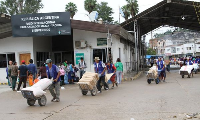 Miles de argentinos cruzan la frontera hacia Bolivia para comprar ropa y alimentos